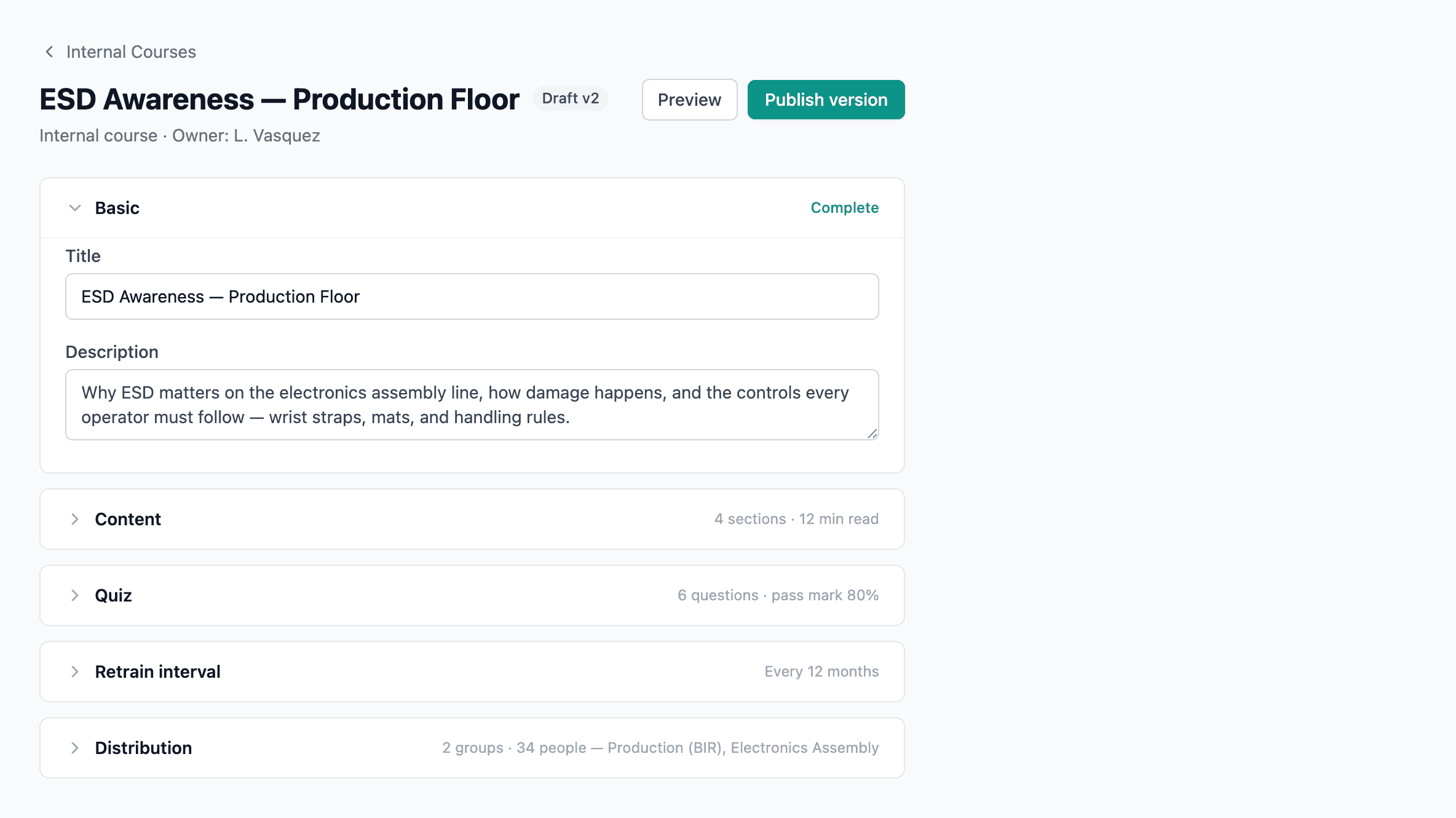 The course editor with Basic, Content, Quiz, Retrain interval, and Distribution sections